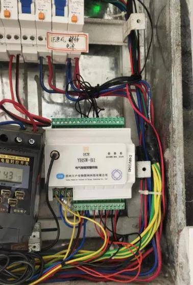 安装了电气预警设备结果两家出现严重风险提示,厨房的线路和设备都有