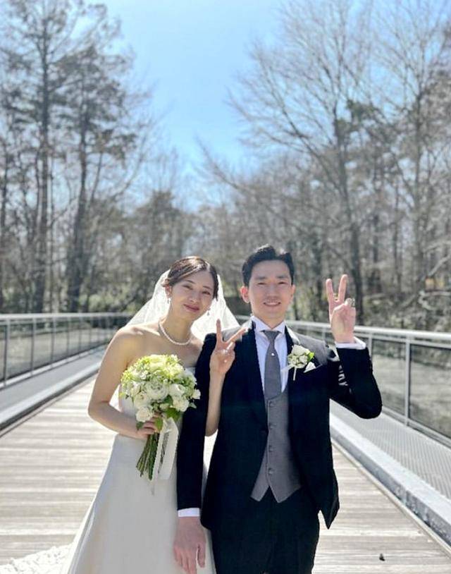 羽坛佳话!双杰姐妹同台,世界冠军晒婚纱照喜悦满溢