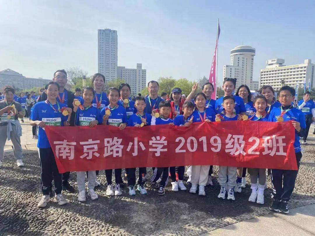 青岛南京路小学"红领巾"驰骋青岛马拉松