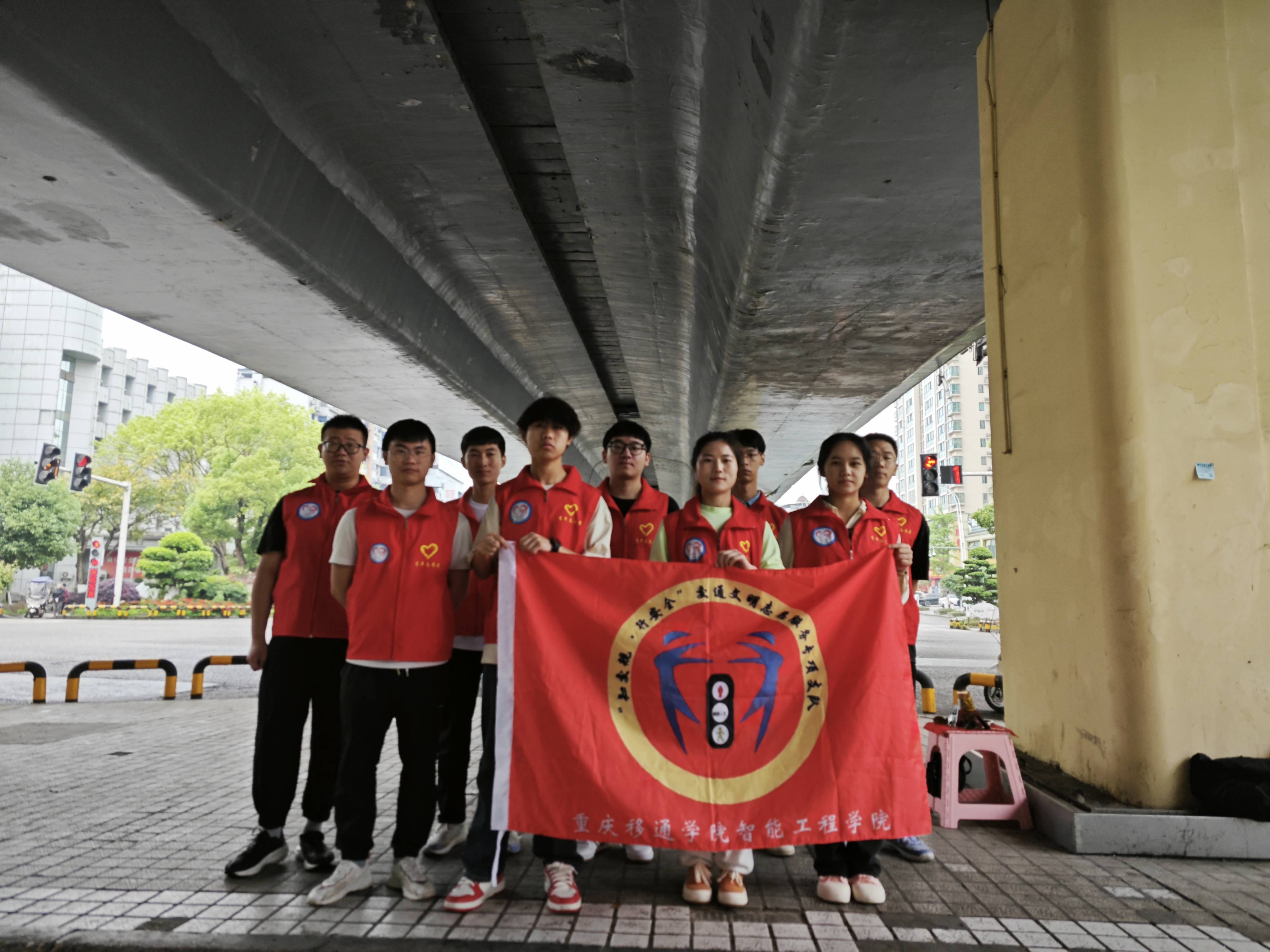 交规行安全成员-徐磊撰图:青年志愿者协会宣传部指导老师:郭超然,陈林