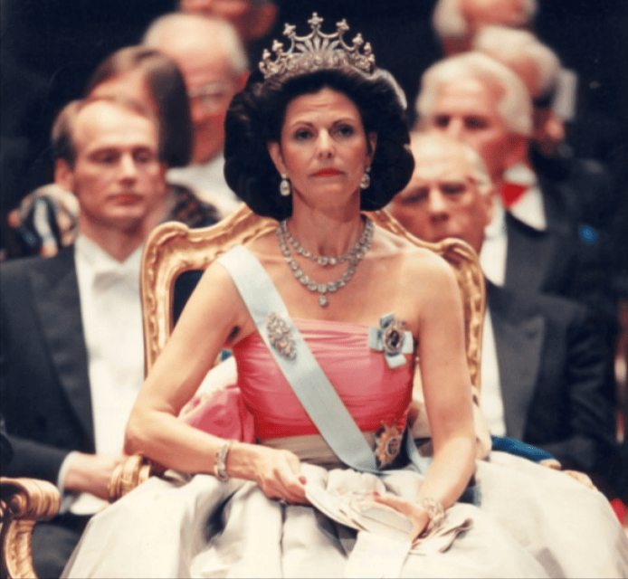 81岁瑞典王后接待芬兰夫人!穿粉色风衣嫩翻,第一夫人白裙超优雅