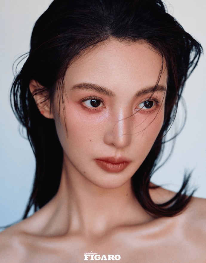 金晨再登杂志封面,展示倾城容貌和窈窕身姿,腮边美人痣显魅力