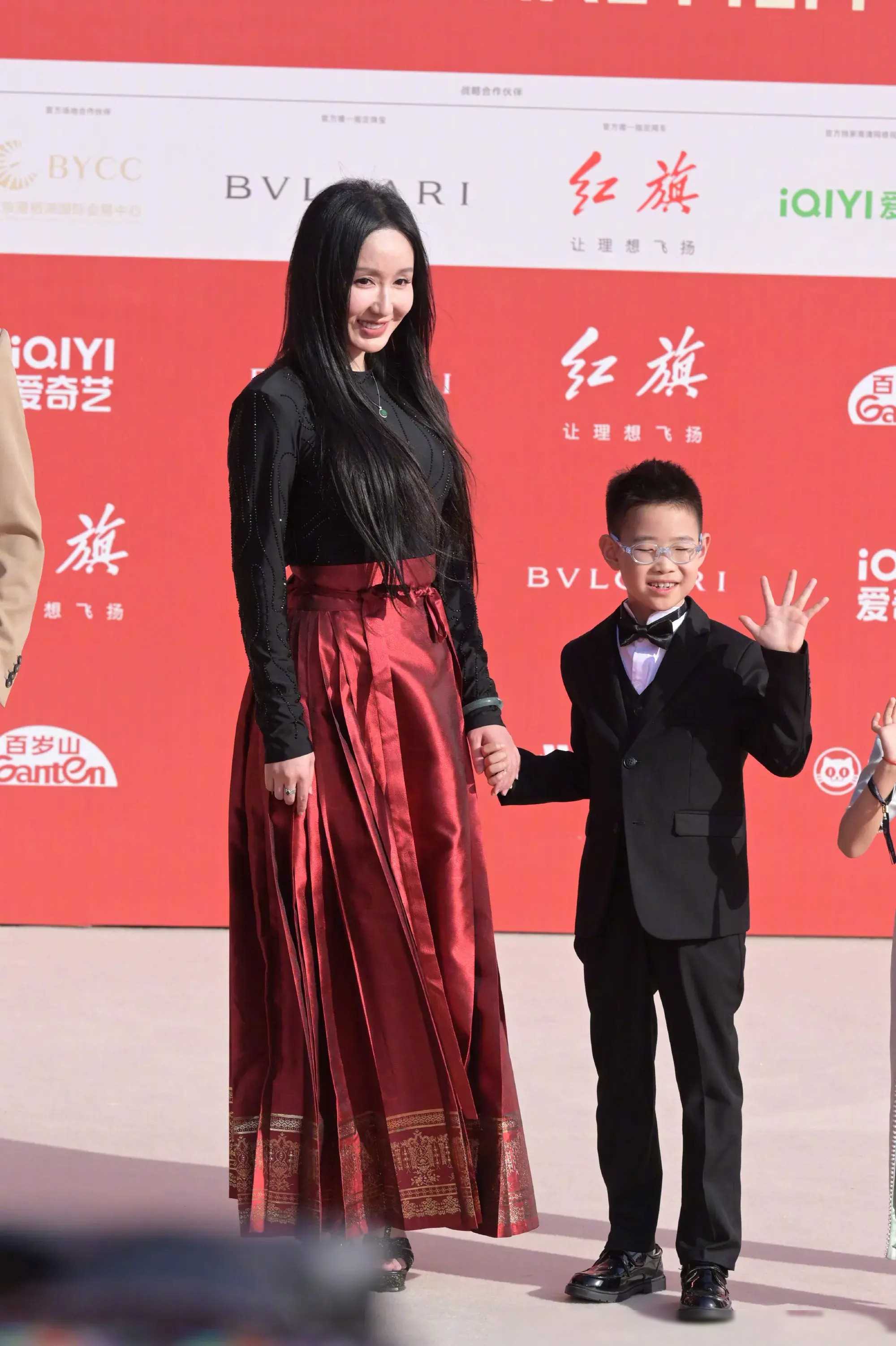 (文章前半部分完成,下面是后半部分)在这个充满魅力的夜晚,明星们的