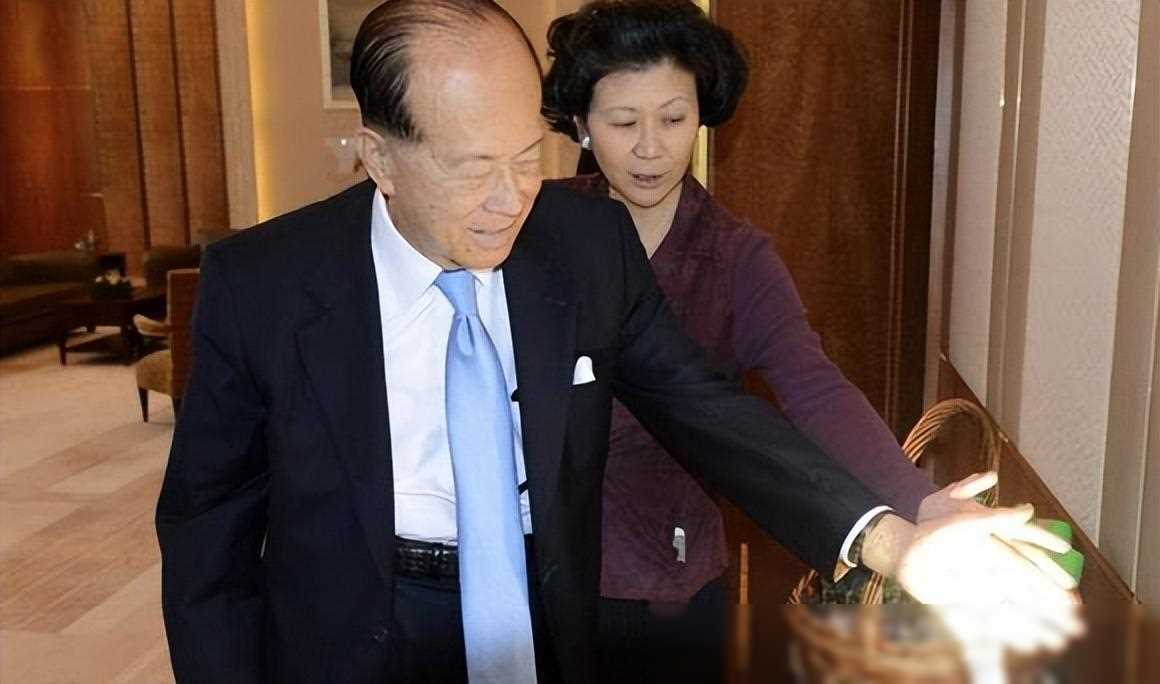 李嘉诚女友参加宴会,黑框眼镜显年轻,与梁洛施境遇相同