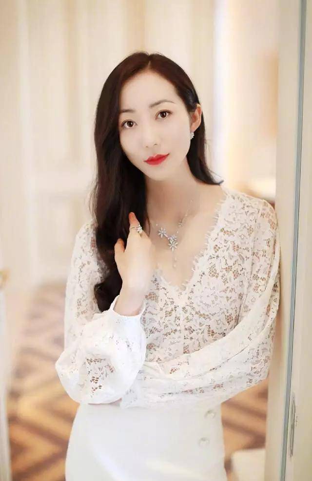 "维权大师韩雪",住3.5亿别墅带7000万钻戒,18岁就已身价过亿