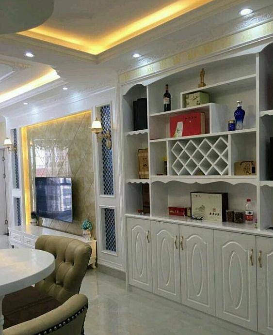 客厅电视墙旁边做了个酒柜,感觉太大了,浪费空间,浪费材料还不好看