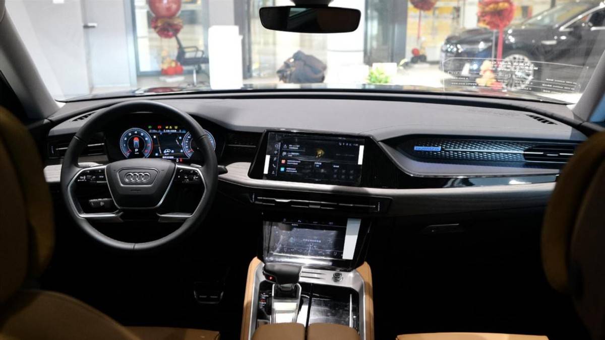 内饰也是如此,奥迪q6采用了奥迪旗舰级的环抱式座舱设计,能够保证这种