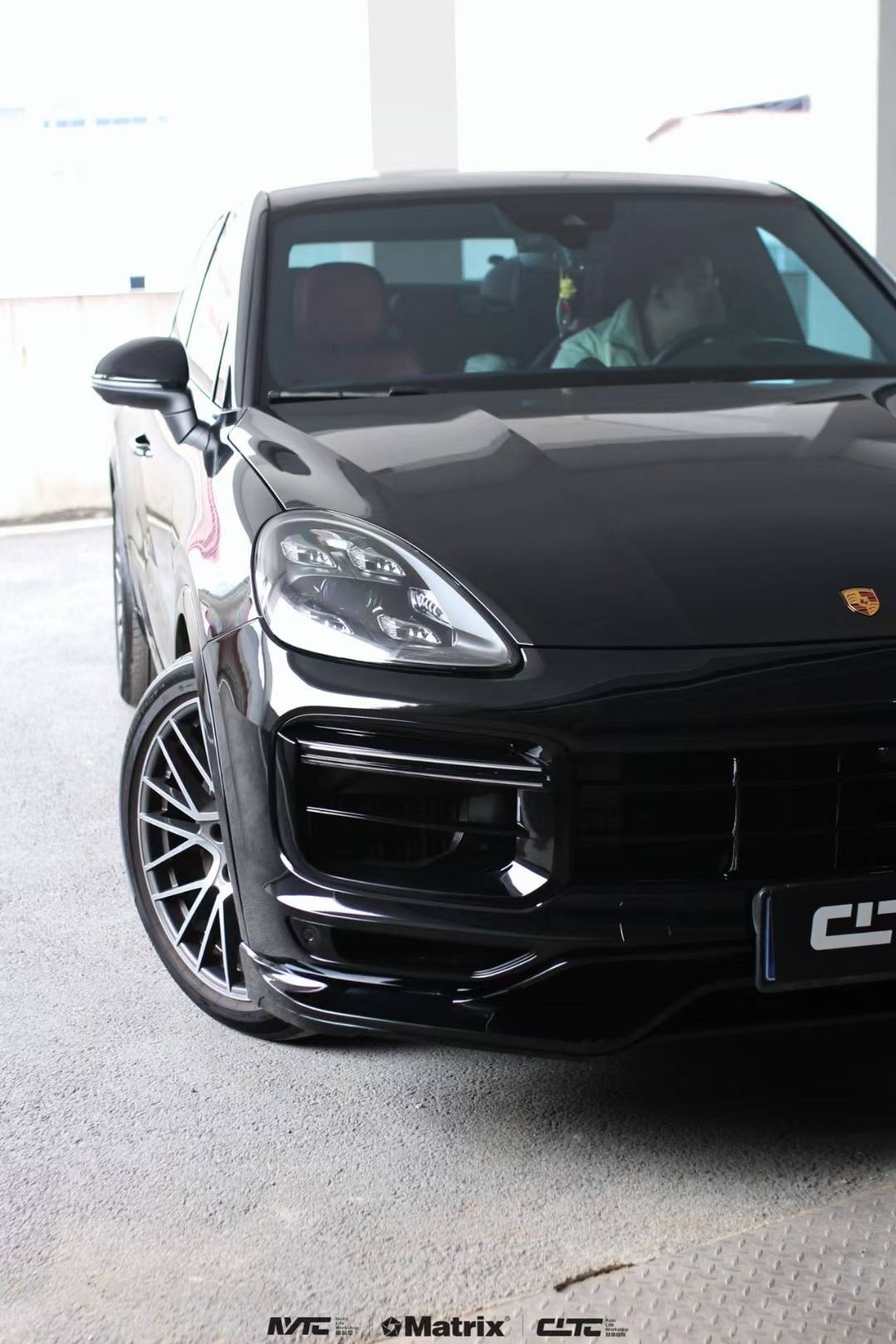 黑色系天花板,保时捷卡宴matrix矩阵超级亮黑改色膜