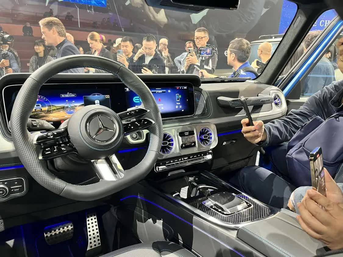 布局的改变,只是细节处略有不同,比如燃油车的三把锁按钮变为了g-trun