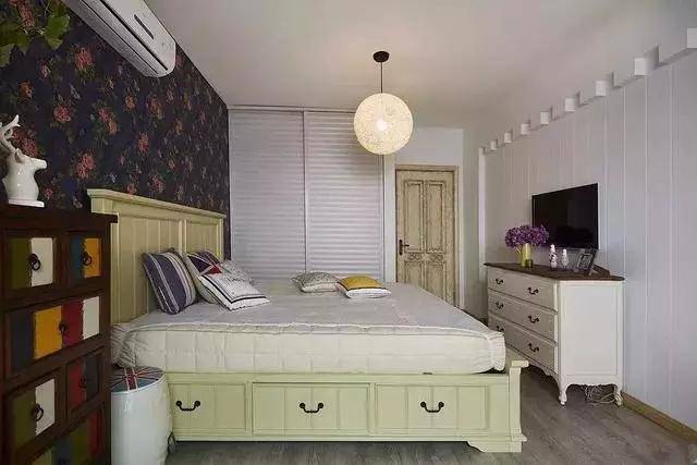 床尾墙面,创意装饰新灵感,让你的卧室焕然一新,更具个性魅力!