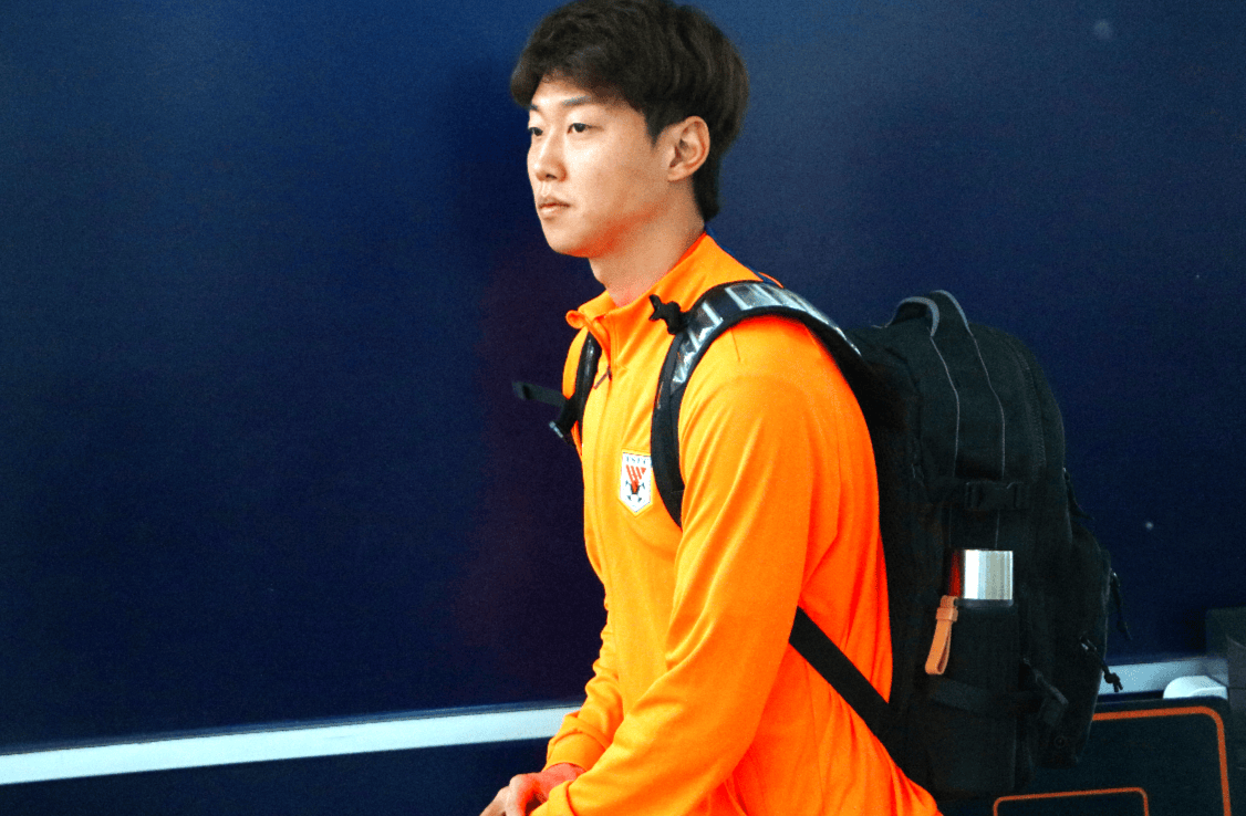 直击泰山队出征,有球迷为合影专门买机票,21名球员随队去成都