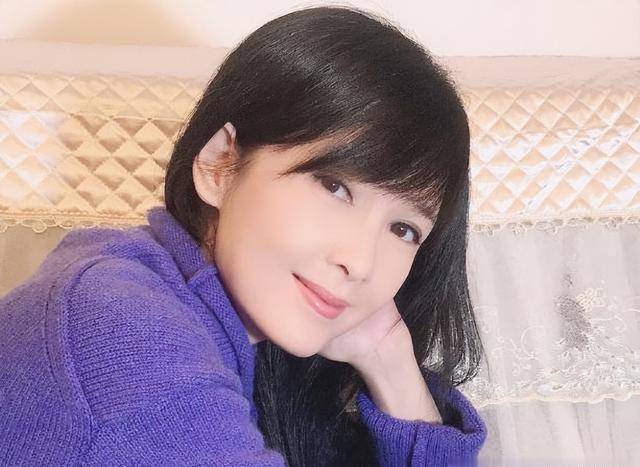 55岁周慧敏身材纤细,亲自动手翻新房子,旧物件舍不得_