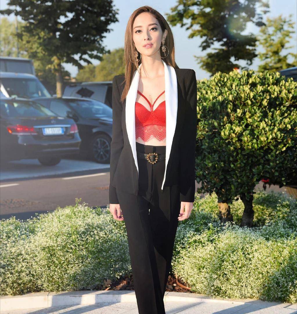 "最美港姐"陈凯琳身材时尚,混血颜值美如娇花,太让人沉迷了吧