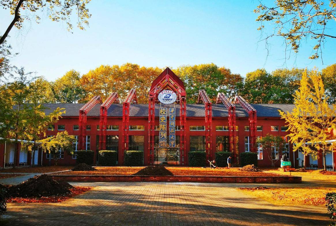 2000年,同济医科大学,原华中理工大学,以及武汉城市建设学院合并