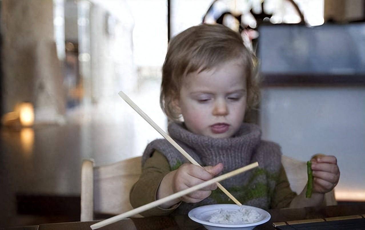 宝宝多大可以用筷子？答案不是你想的那样_宝宝_父母_食物