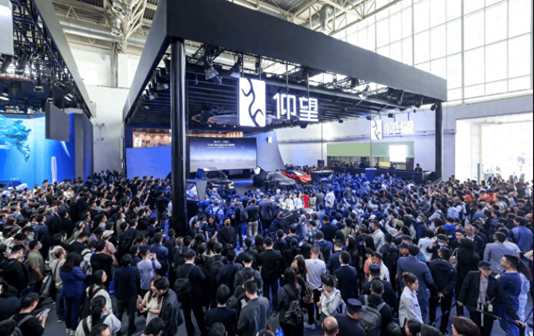 北京车展仰望u7亮相首搭革命性技术云辇-z,仰望u8越野