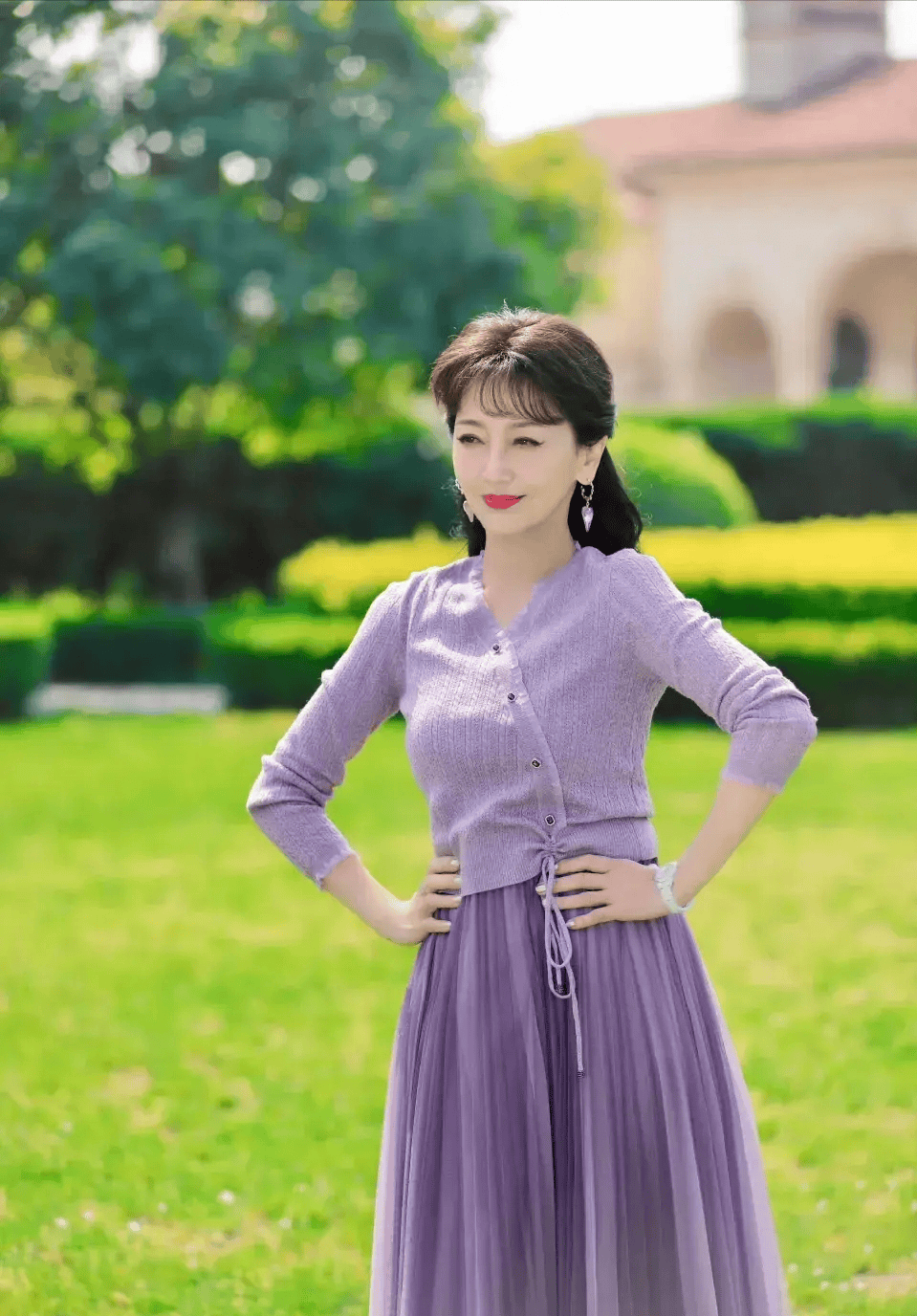 70岁赵雅芝晒美照,再次被她的优雅和甜美征服了