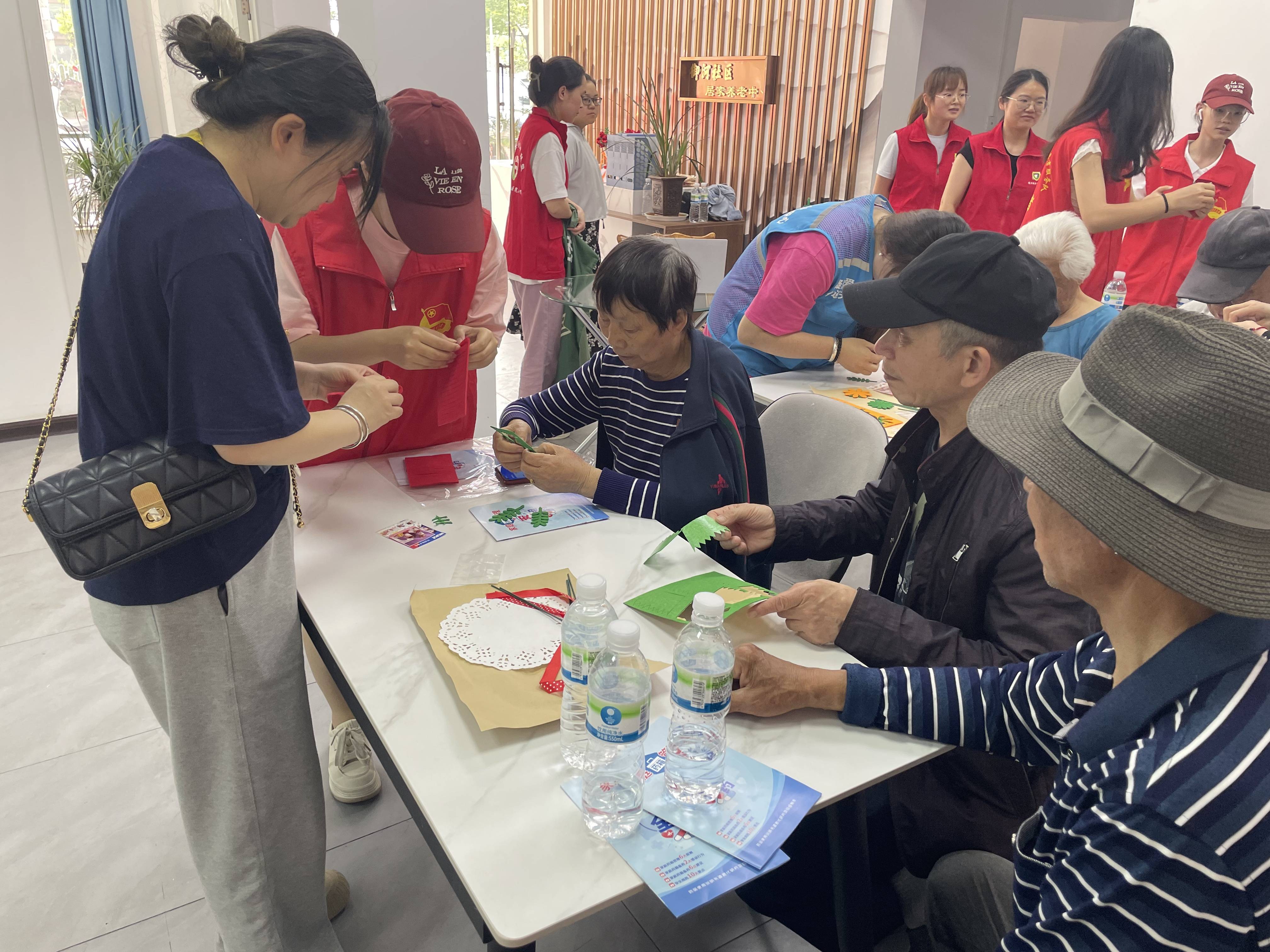 "巧手慧心 温情相伴"荆州区城南街道御河社区开展关爱老年人活动