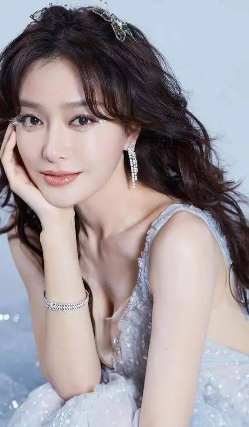 秦岚不愧是阿姨圈里"顶流",年过40还有少女身材 细腰长腿真迷人