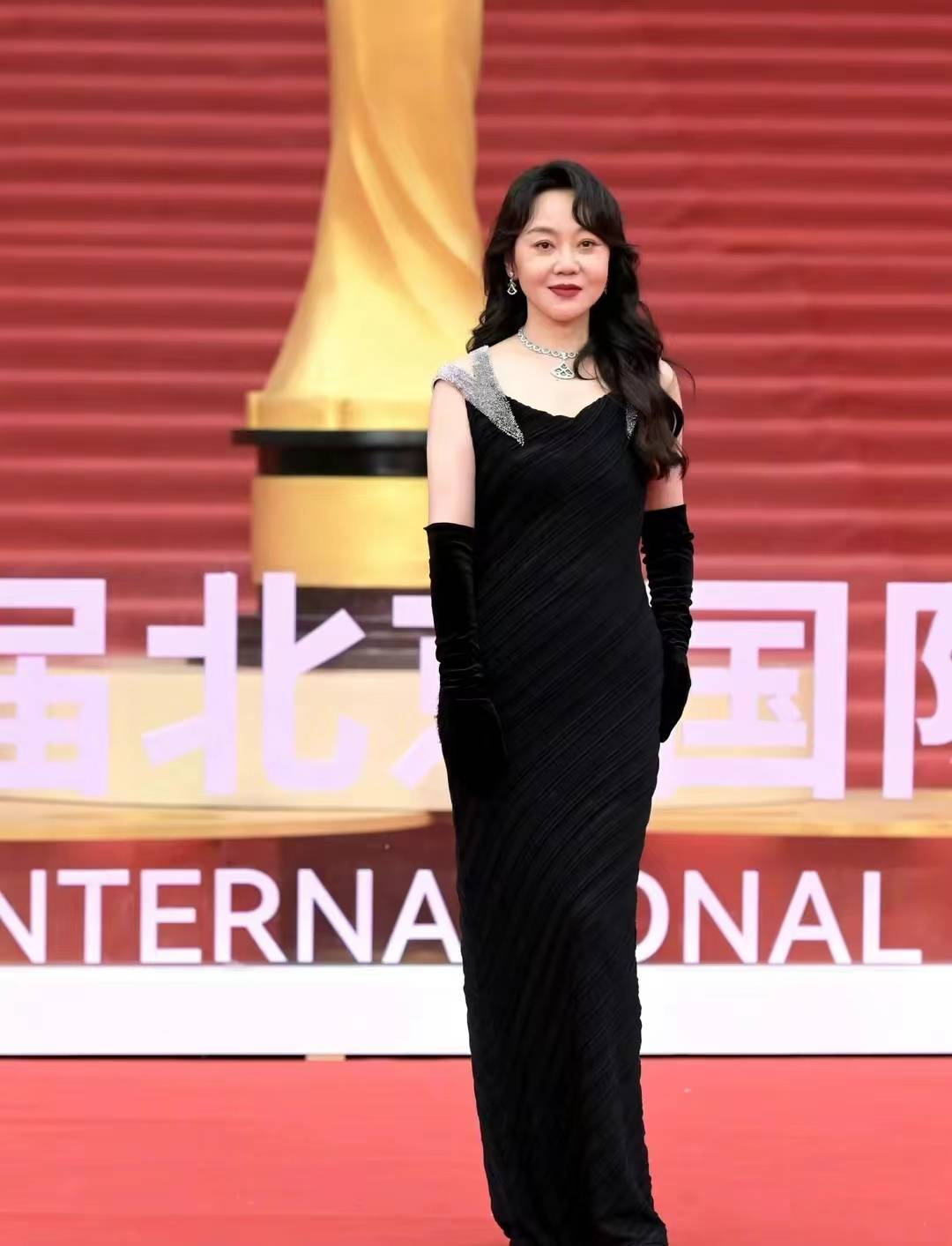 姚晨说跟闫妮坐电梯时被困在里边了，网友：这样舆论引导真的好吗
