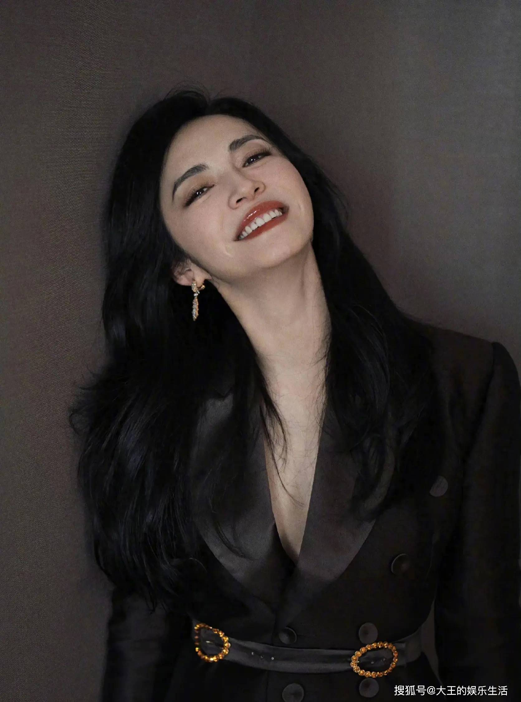 网友笑翻!姚晨晒合照与闫妮被困电梯,费翔帅气,梁家辉夹缝生存