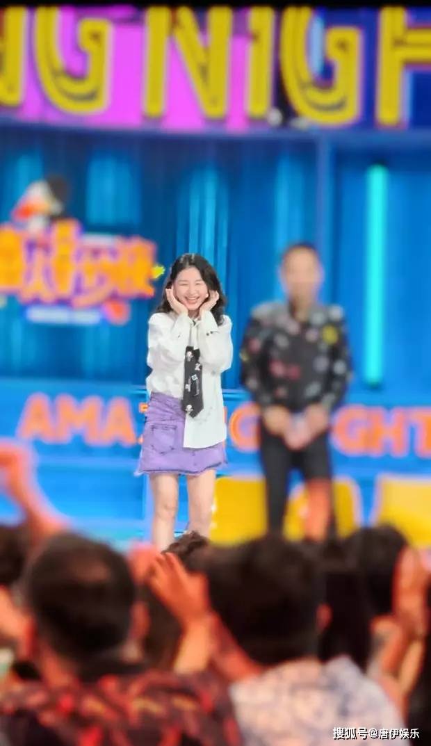 金靖官宣怀孕后首开工，紫色短裙亮相综艺，笑谈全场气氛佳-金靖已婚?