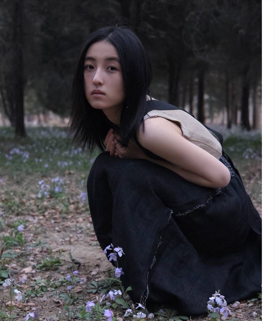 背带裙可爱又灵动,张子枫元气少女范,活力满满 !