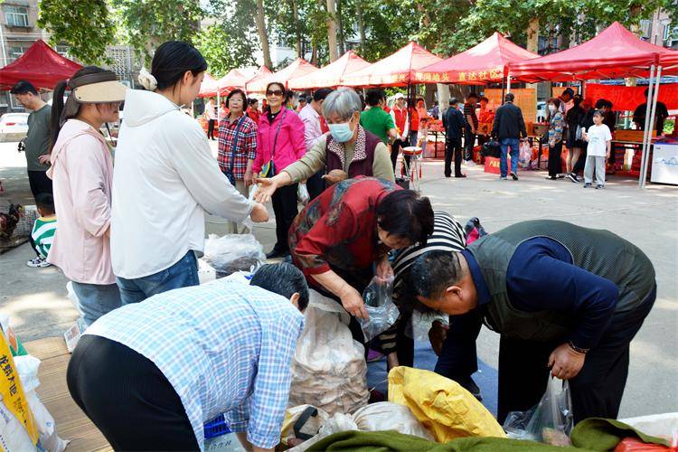 市农业农村局特色农产品展销中心开展"助农惠民"乡村振兴社区大集市"