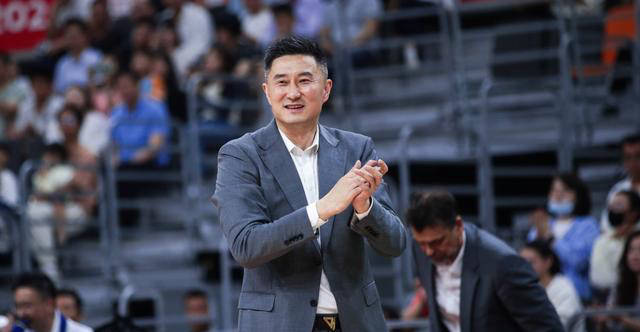 在备受瞩目的半决赛即将打响之际,辽宁男篮主教练杨鸣收到了两则令人