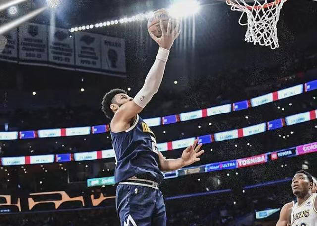 湖人成功扳回一局!詹姆斯砍下30 5,浓眉25 22,约基奇贡献三双