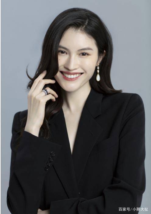 她曾是李咏砸金蛋助手,不甘平庸的她,远赴深造今成国际超模_何穗_中国