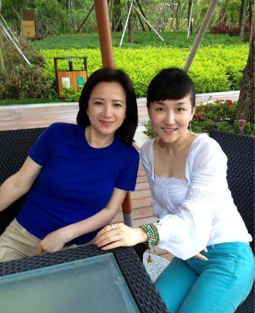 何晴跟素人合影,没美颜五官普通但身材保持的很好,不像60岁老太太也并