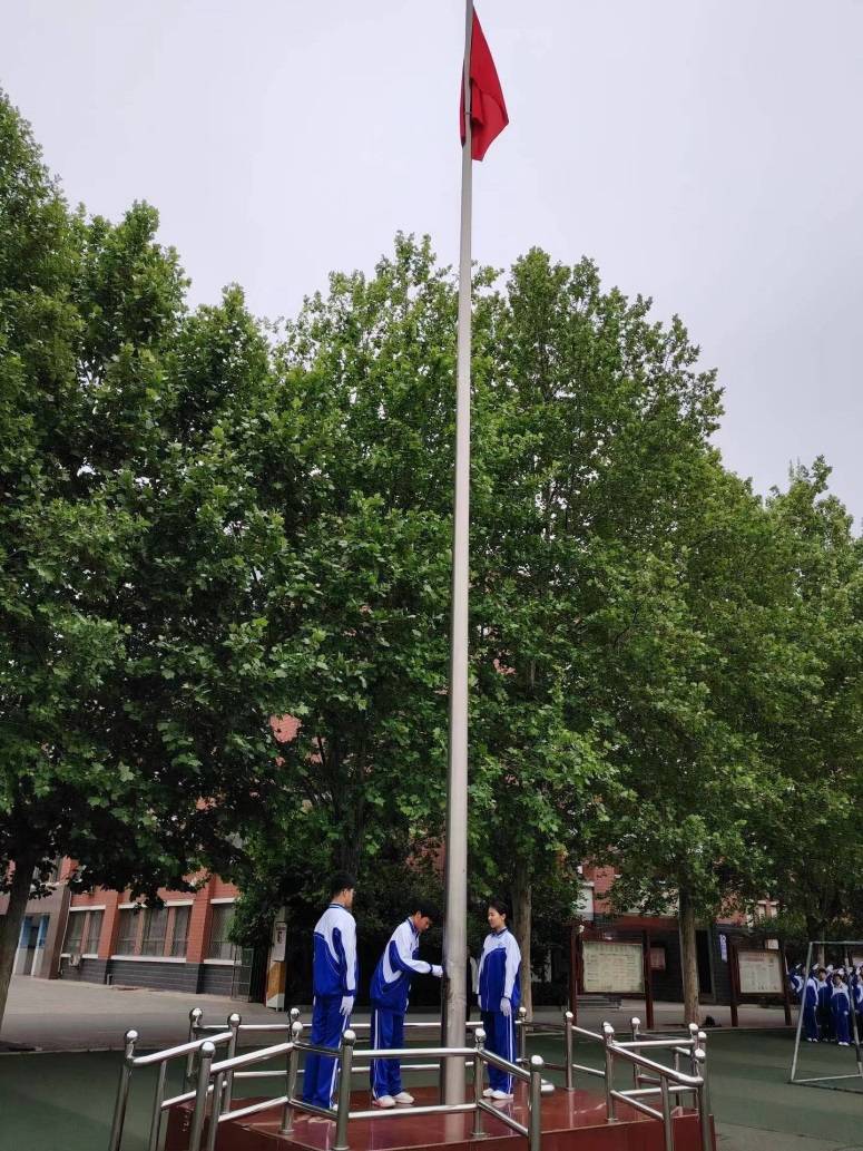 濮阳市实验中学举行"弘扬五四精神"主题升旗仪式_青年