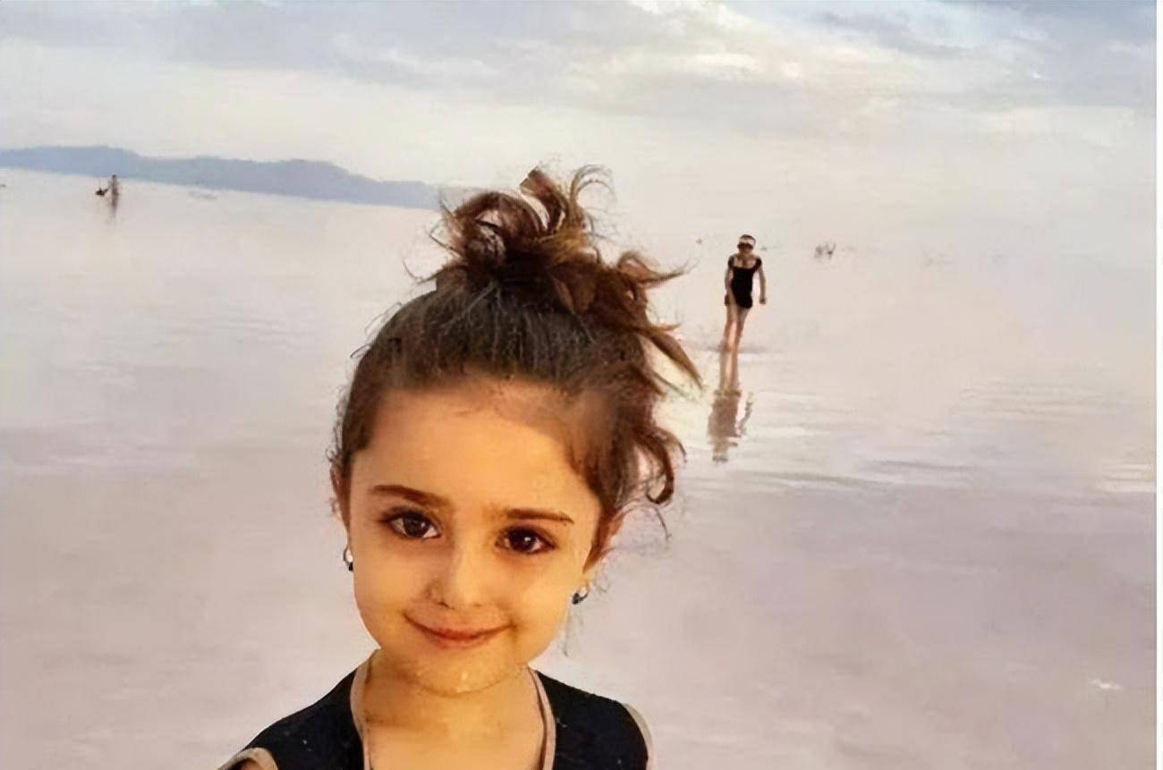 8岁伊朗女孩因太美引关注,父亲害怕被惦记辞职当保镖,如今怎样