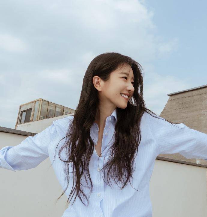 韩国知名女星,演员徐睿知,重开ins恢复更新,晒出照片笑容灿烂