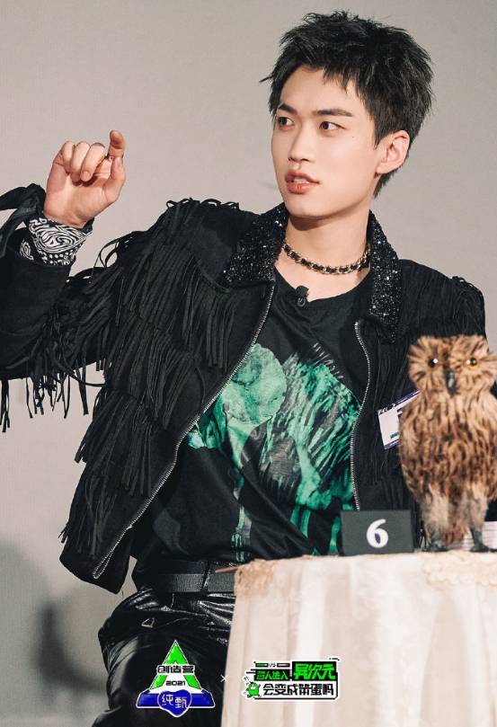 显然,张腾虽然也是圈内人,但是知名度比起李溪芮差得太多,整个就是查