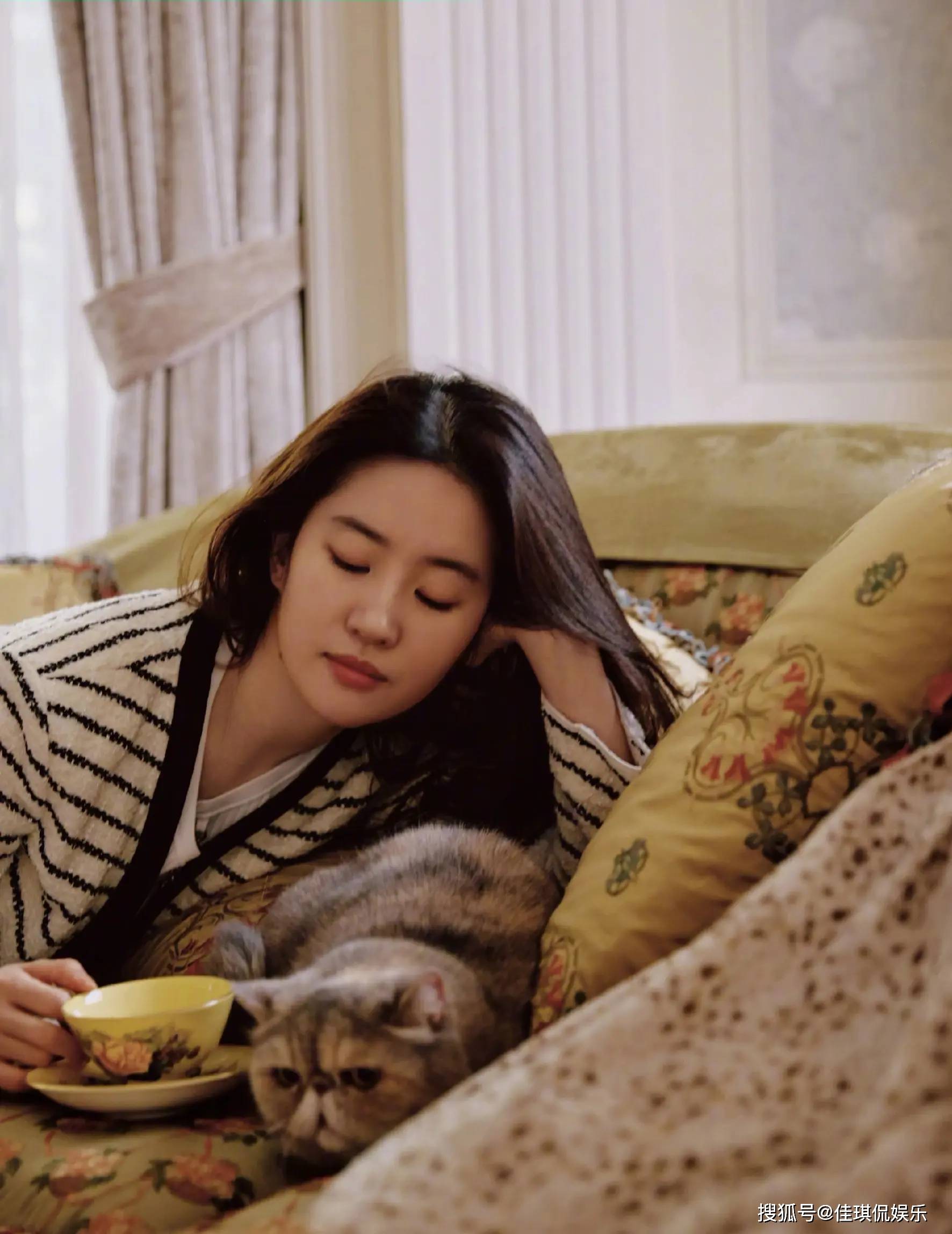 刘亦菲晒野餐照,光脚丫似内八俏皮可爱!穿条纹装尽显清新灵动