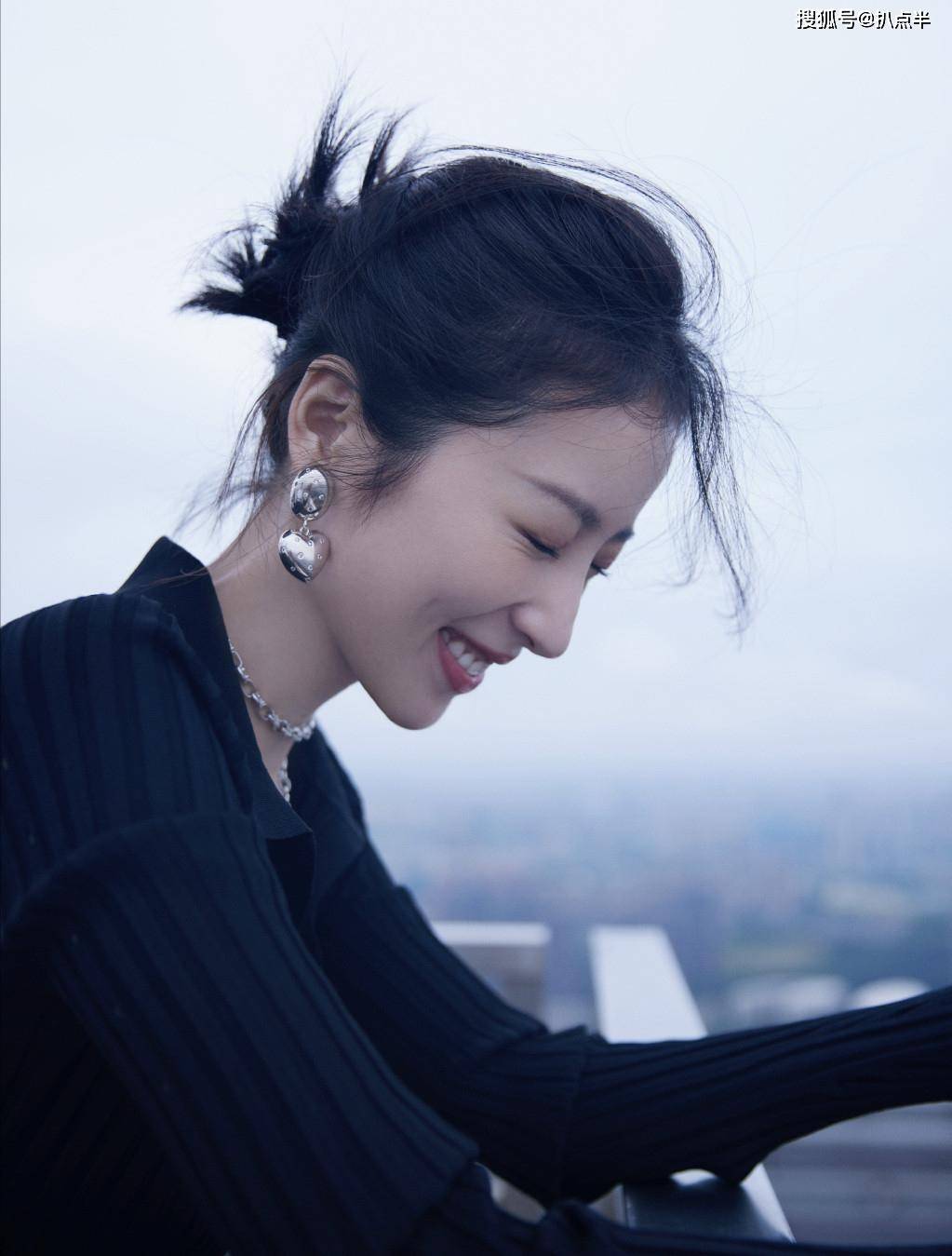 周雨彤《春色寄情人》大秀性张力:本是姬圈天菜,却成了熟女代表?