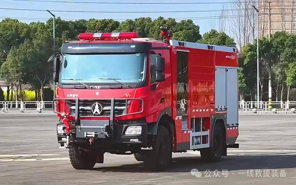 最新森林水罐消防车,北奔重卡4×4越野底盘,最大爬坡角度60%,2台消防