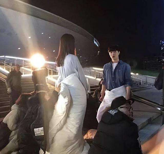 怪不得电视里只有"上半身",镜头下移后,是不能看得尴尬全景