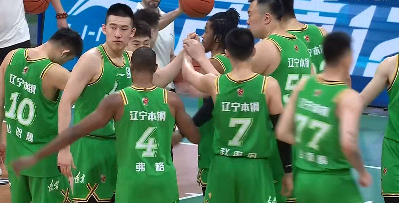 郭艾伦现身,辽宁外援12分能打硬仗,张镇麟单节11分后低迷 防守战