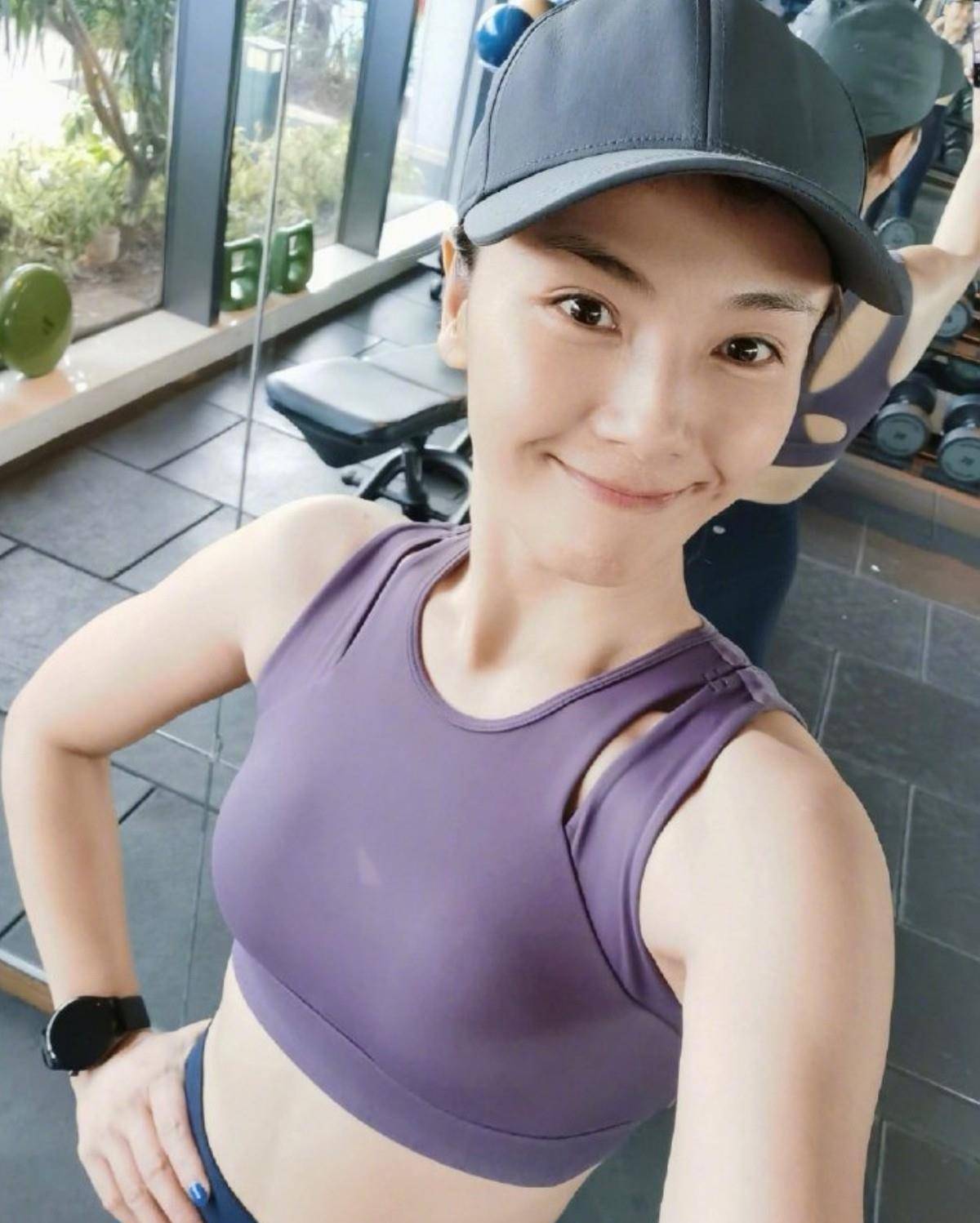 44岁殷桃素颜健身,穿半身健身服秀马甲线,身材不输刘涛