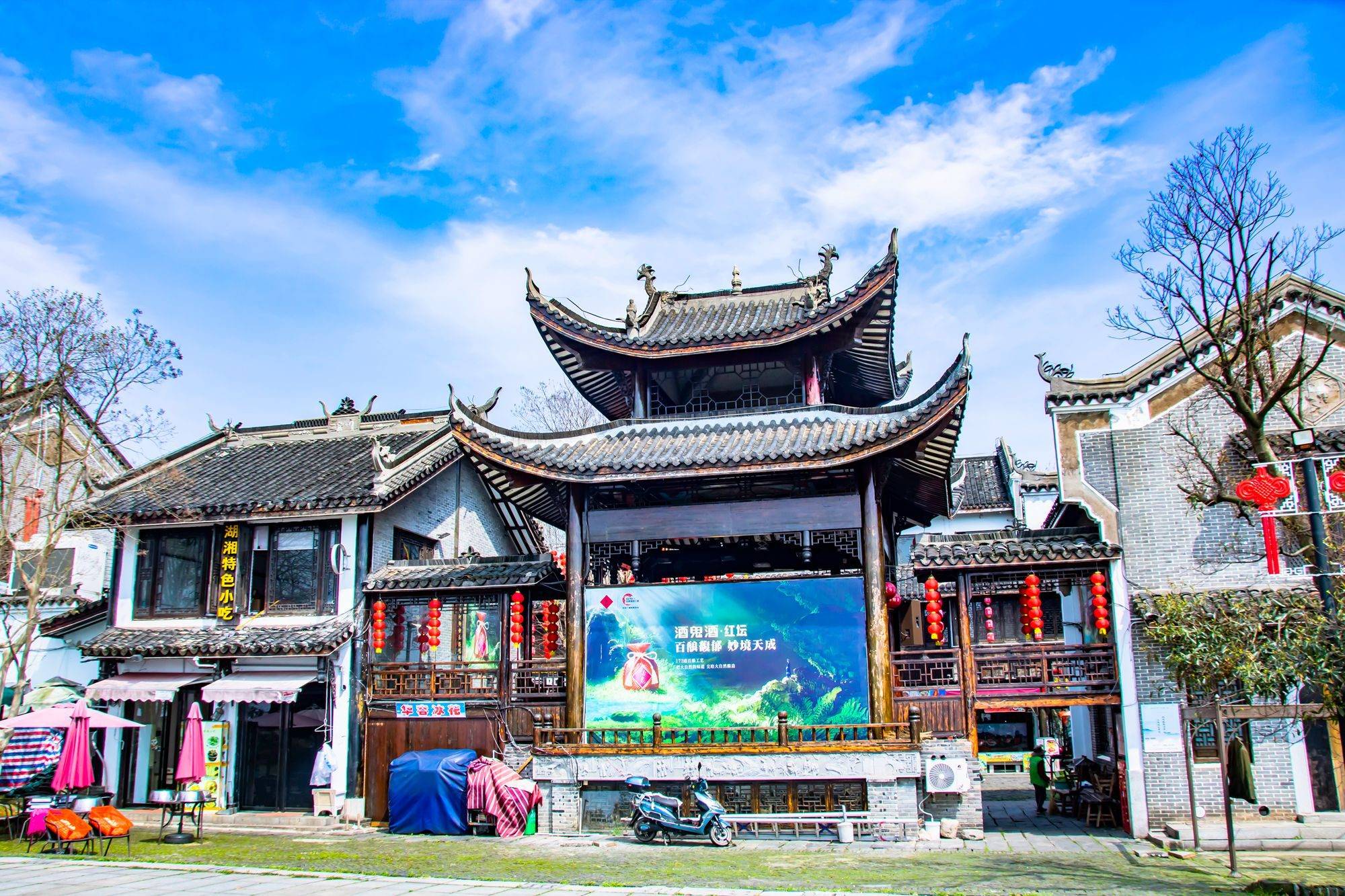 岳阳有一条汴河街,古色古香,充满文化气息,吸引了众多游客前来