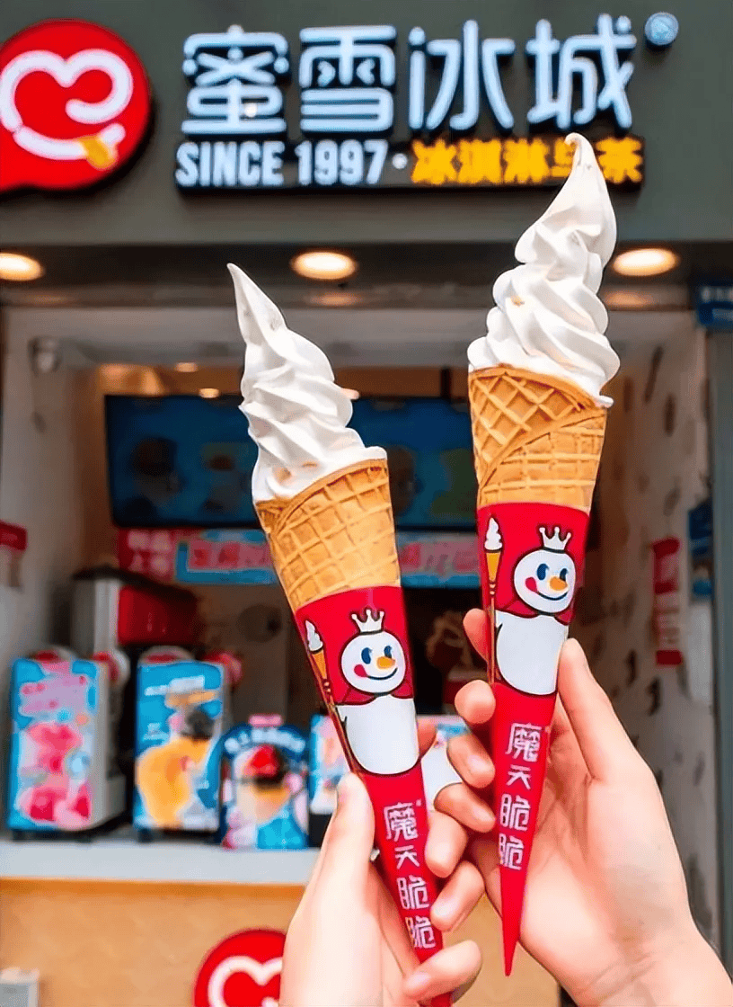 与华莱士,正新鸡排等同为万店连锁的品牌一样,低价是蜜雪冰城最核心的