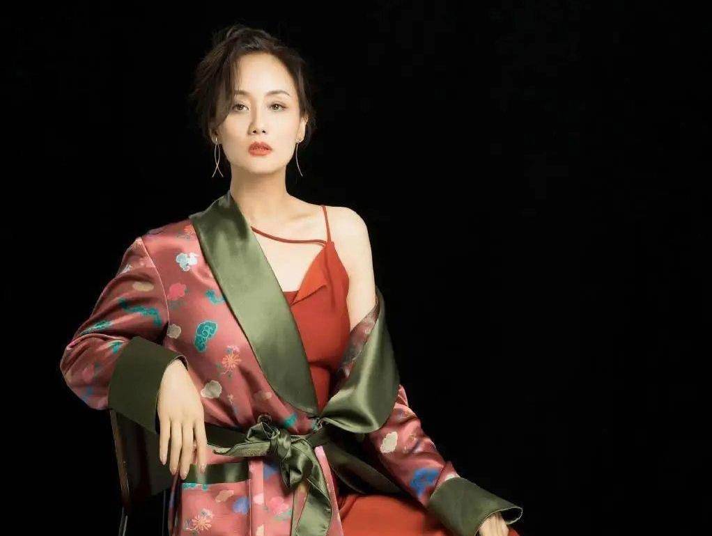 58岁李颖写真照造型真意外,穿外套故意露肩秀身材!_魅力_年龄_肩膀