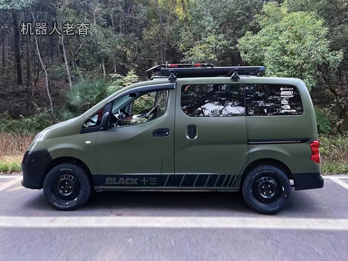 磨砂军绿外观,单双床切换,日产nv200改装床车,diy露营车自驾游