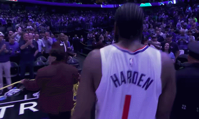 赛后哈登十分绅士的上前与欧文和东契奇拥抱,随后落寞走回更衣室,背影