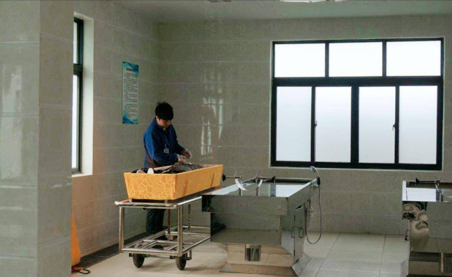 火葬场搬尸工:不印名片,不拍照,终日与尸体打交道,收入高薪?