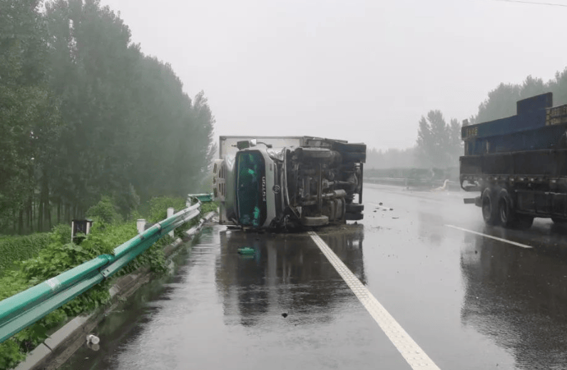 雨天高速堵车图片真实图片