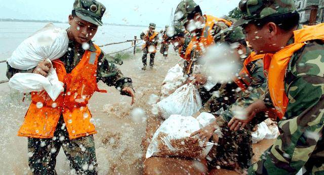 98年特大洪灾,7岁女孩抱树9小时,只为等到头上有五角星的人